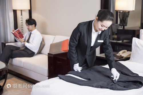 酒店服務人員疊衣服與餐飲管理的協(xié)同與優(yōu)化